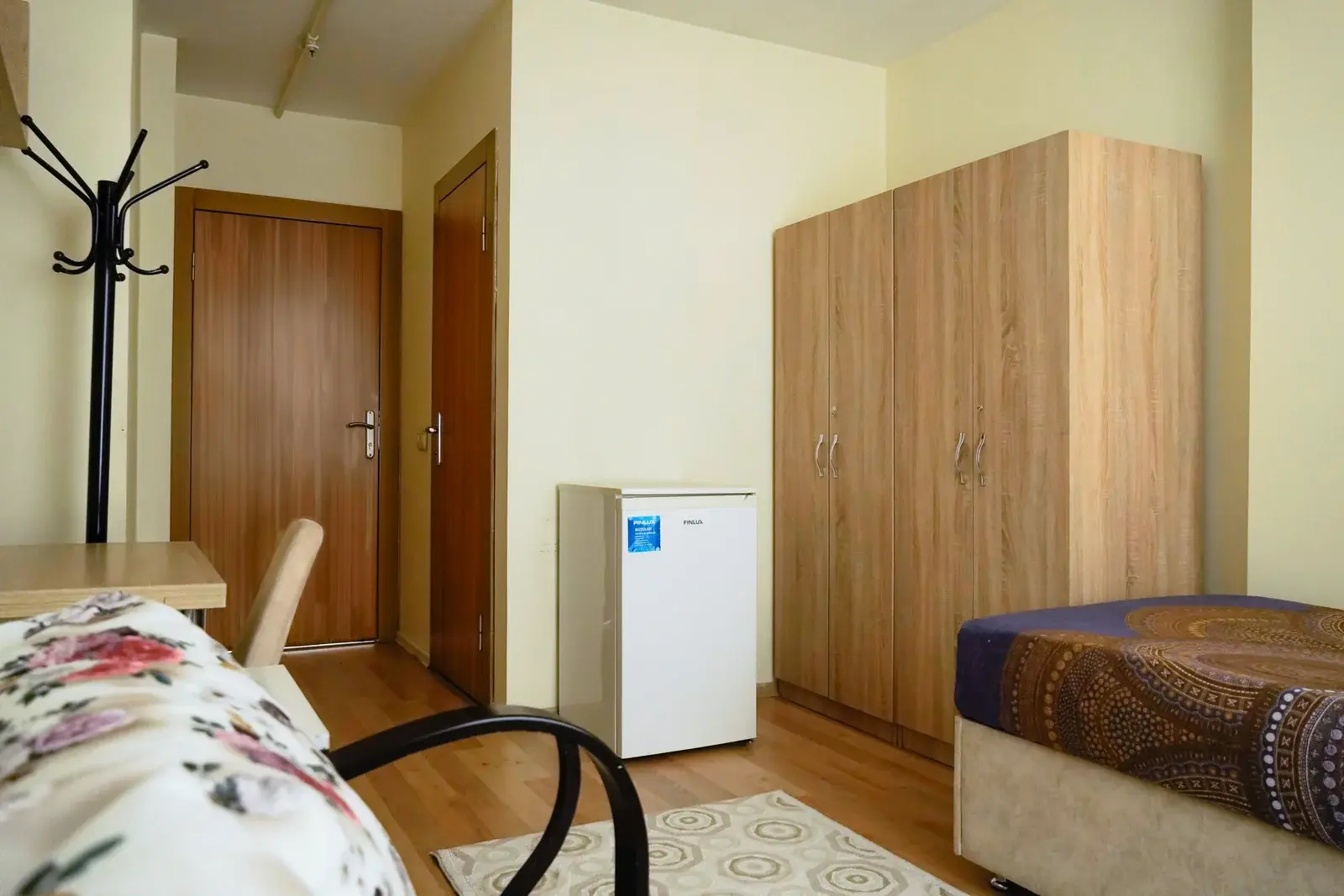 Tek kişilik oda — elbise dolabı ve mini buzdolabı detayı