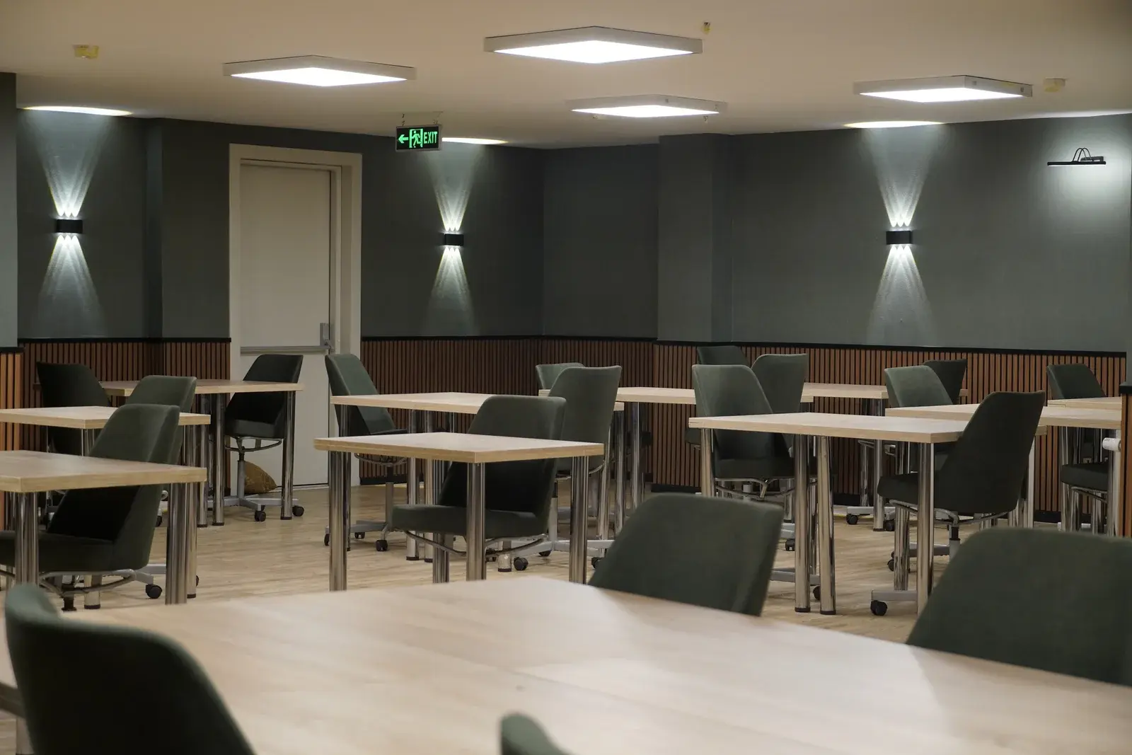Çalışma salonu — yeşil duvarlar ve ahşap masalar