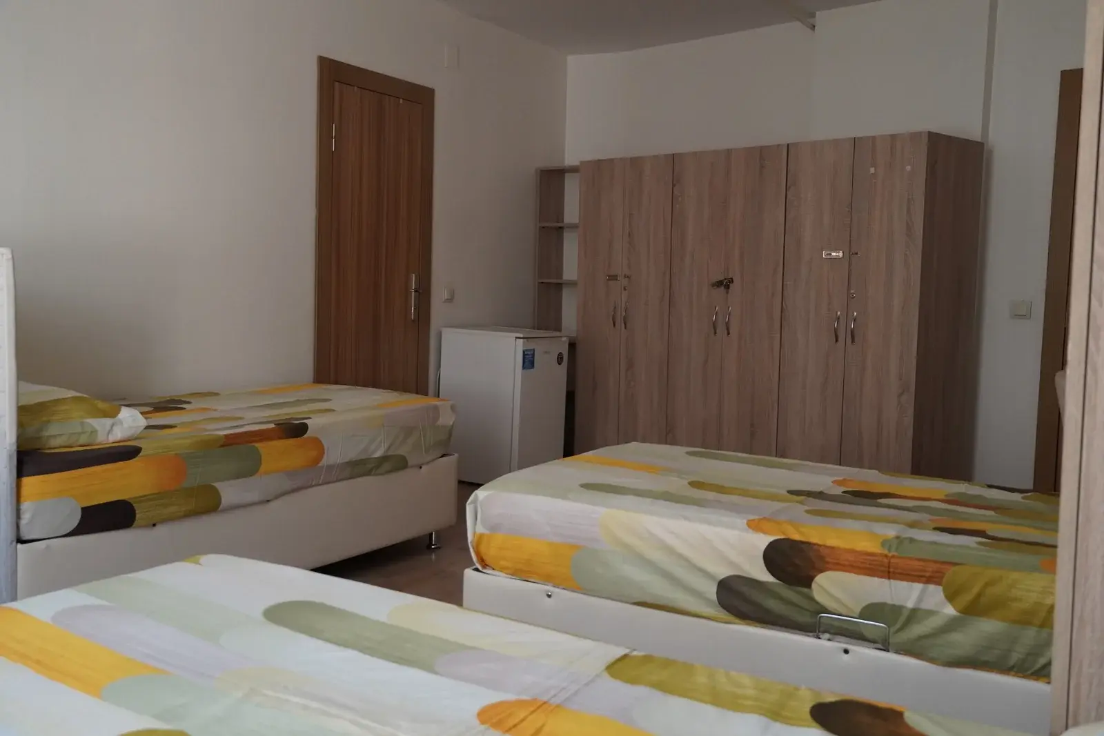 Dört kişilik oda — yataklar ve elbise dolapları