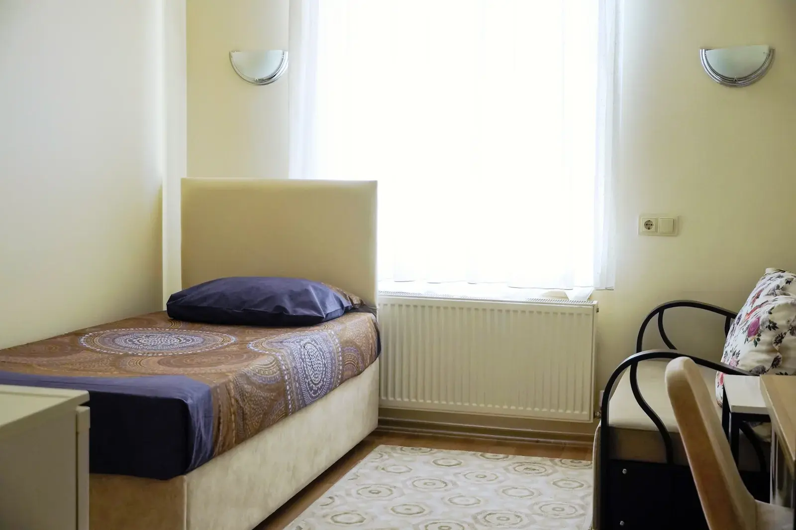 Tek kişilik oda — ortopedik yatak ve pencere