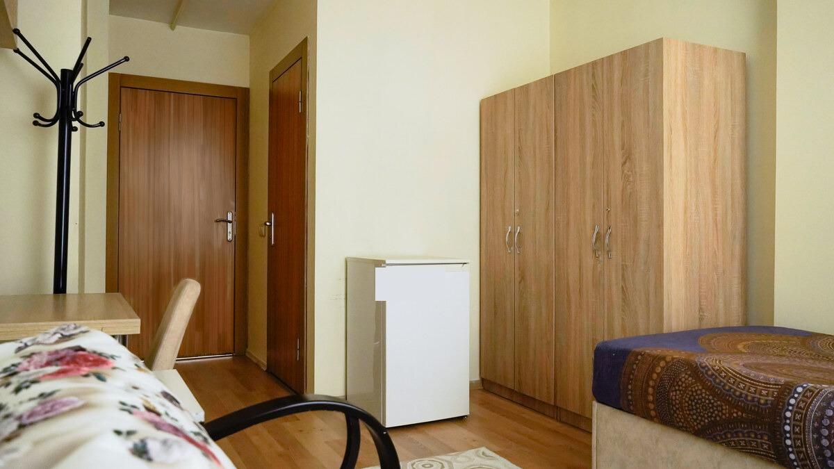 Ulu Çınar erkek öğrenci yurdunda oda girişi ve gardırop