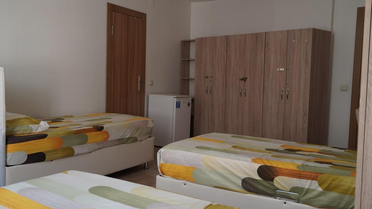 Ulu Çınar yurt odasında geniş gardırop ve iki yatak