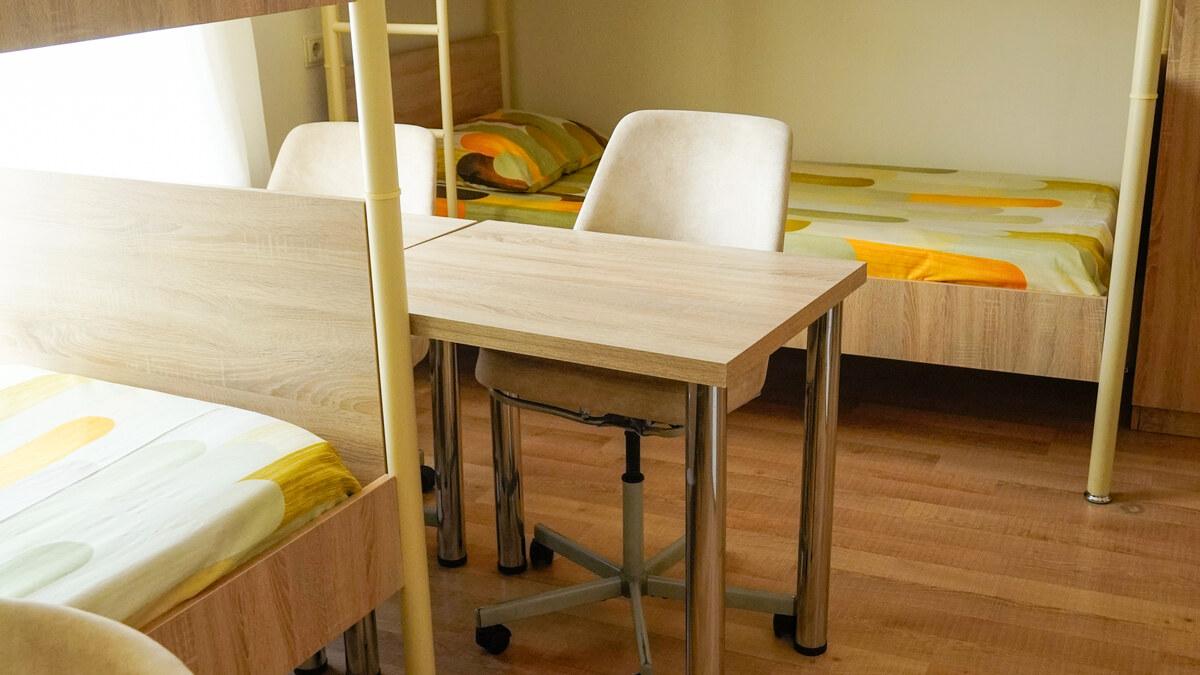 Ulu Çınar yurdunda ranzalı oda ve çalışma masası