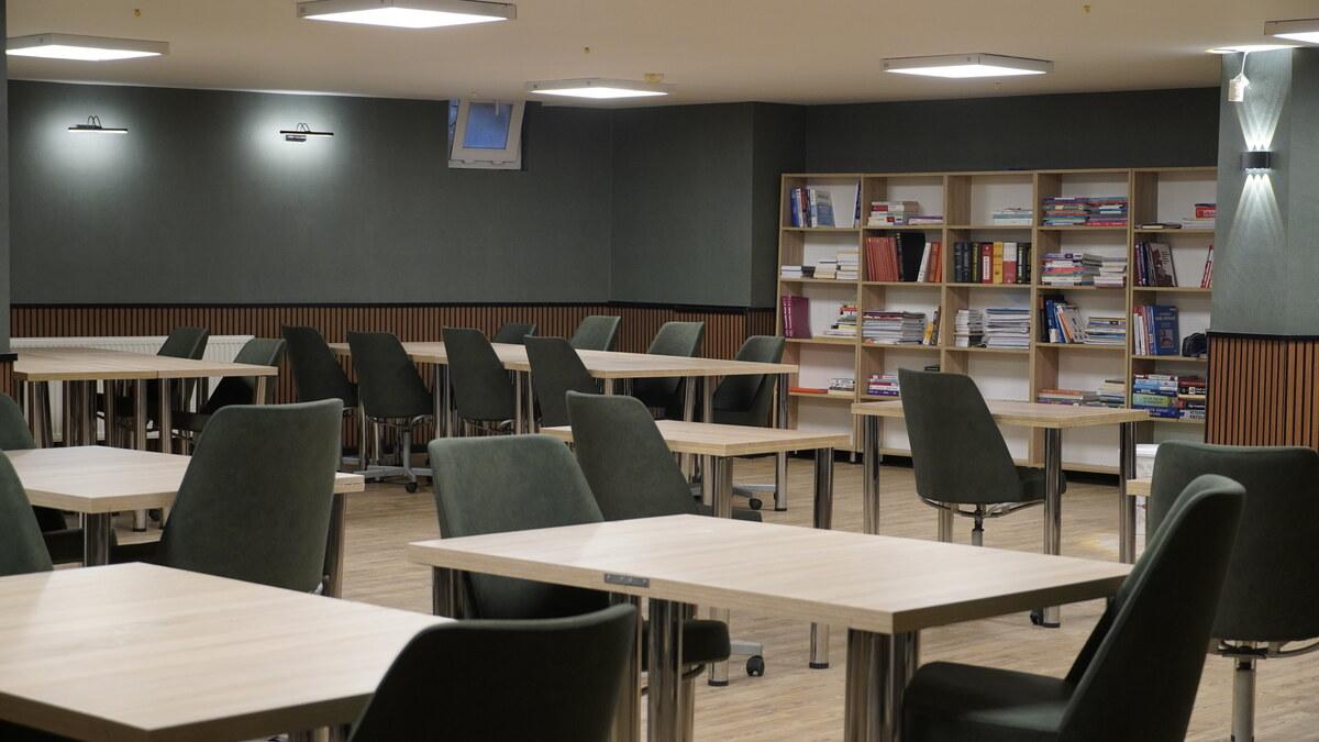 Ulu Çınar yurdunun sessiz çalışma salonunda kitaplık ve boş ders masaları