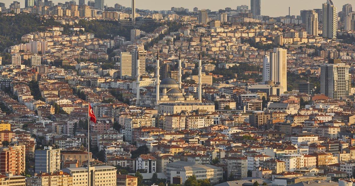 Atakule ve Ankara kent dokusunun gün batımındaki geniş görünümü