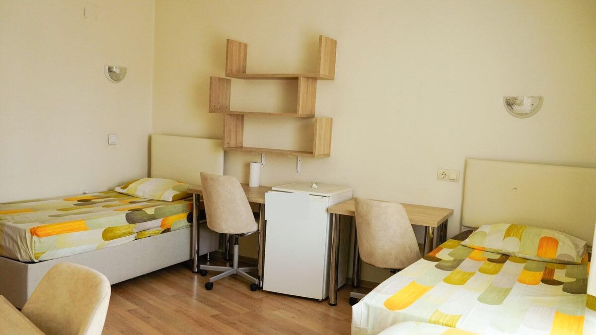 Ulu Çınar yurt odasında iki çalışma masası ve iki yatak