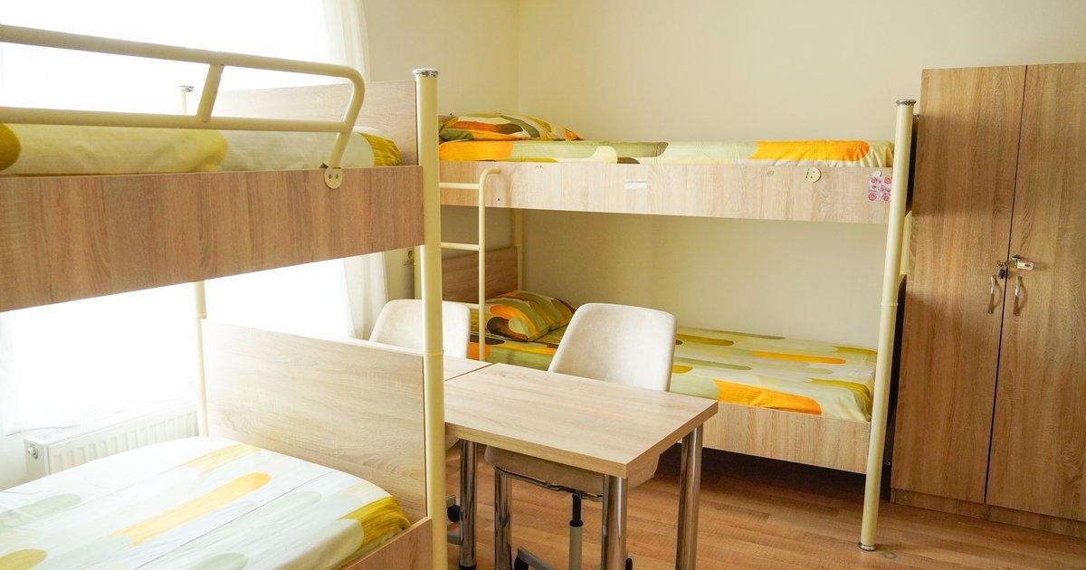 Ulu Çınar'da ortak çalışma masası ve ranza düzeni bulunan aydınlık öğrenci odası